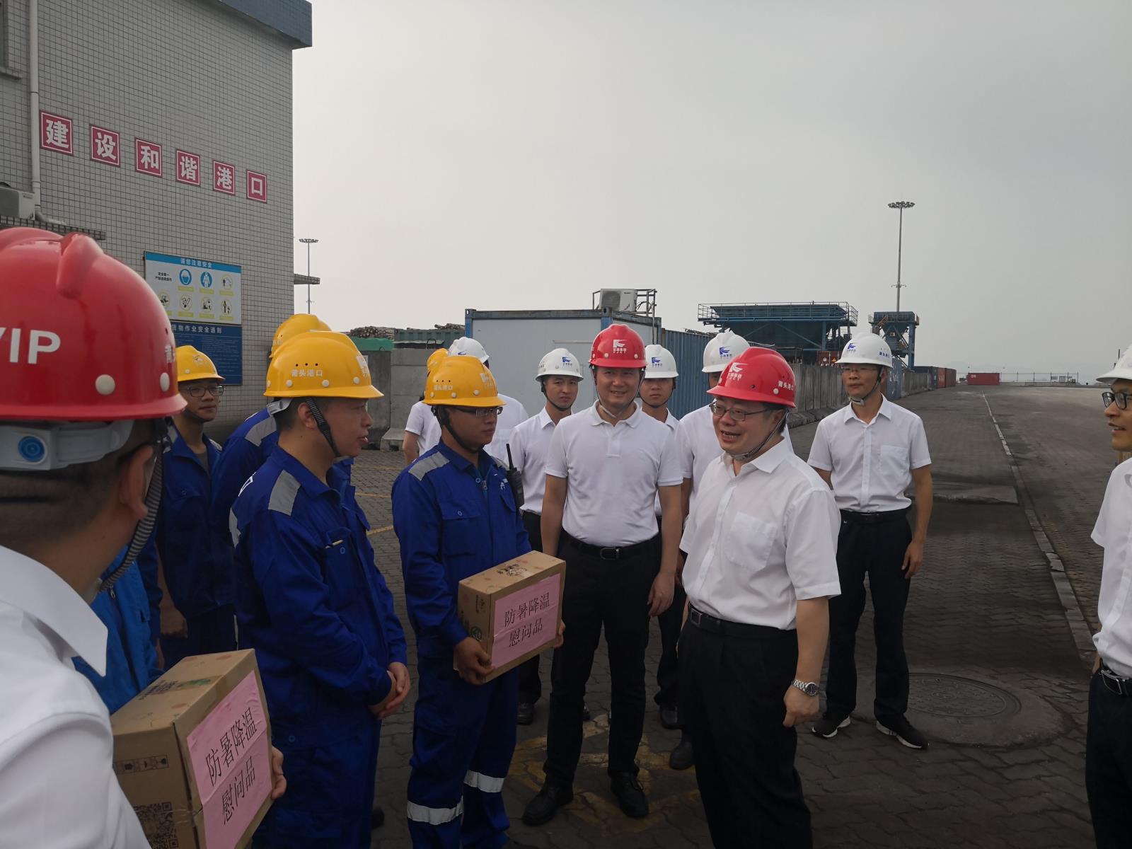 李董慰問.jpg 李董慰問.jpg