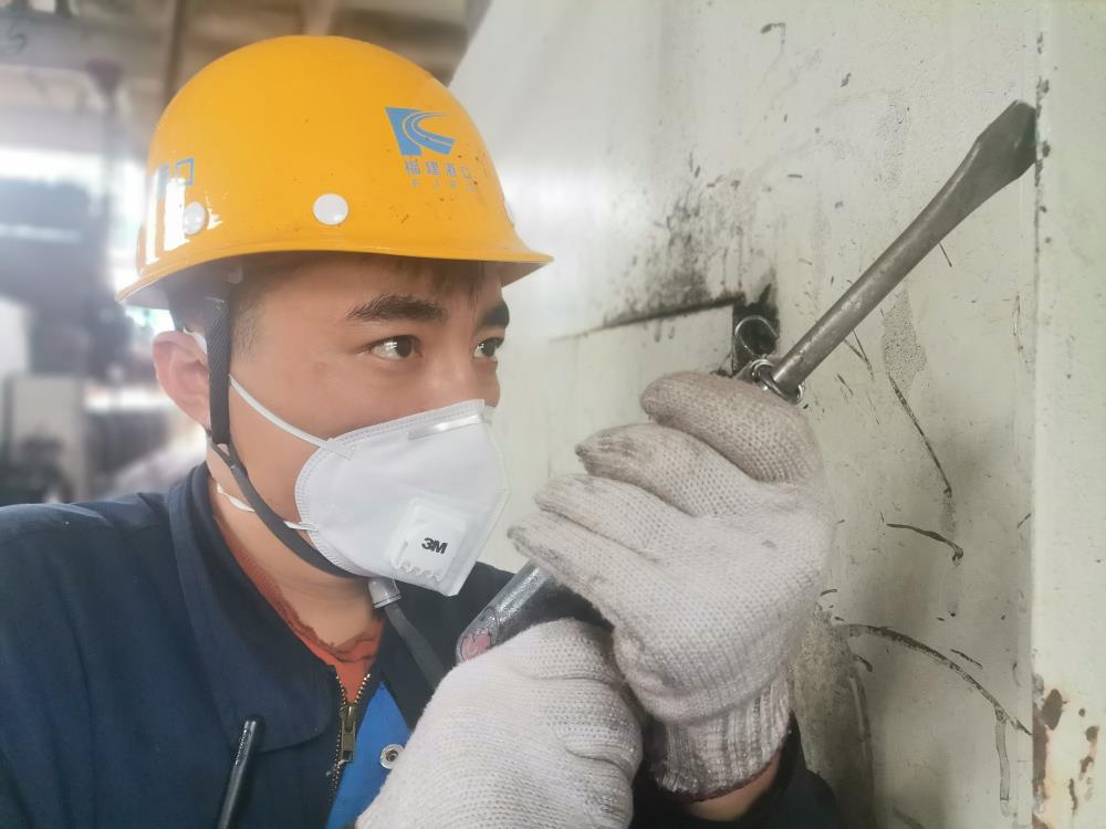 電氣檢修 一絲不茍 八方港口 馬春彩.jpg 電氣檢修 一絲不茍 八方港口 馬春彩.jpg