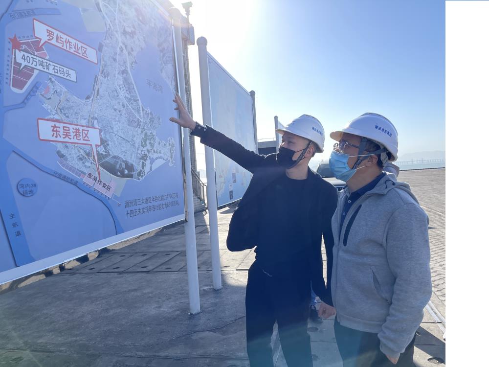 講解生產情況.jpg 講解生產情況.jpg